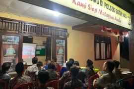 Polsek Batik Nau Nobar Paggelaran Wayang Kulit Bareng Warga