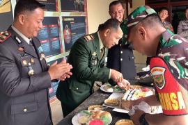 Polsek Sukaraja, Terima Kunjungan dan Ucapan Hari Bhayangkara ke-77 dari Danramil 0425/03 Air Periukan  