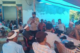  Bhabinkamtibmas Polsek Enggano Hadiri Undangan Upacara Adat Bukak Pantang Warganya