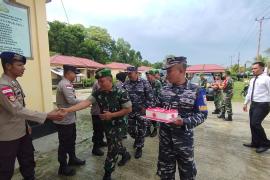 Anggota TNI Grebek Polsek Enggano Berikan Ucapan HUT Bhayngkara Ke-77