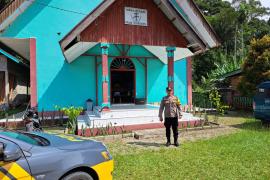 Polsek Seginim Gelar Pengaman Ibadah Minggu di Empat Gereja