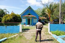 Bhabinkamtibmas Polsek Pino Lakukan Pengamanan di Gereja GKSBS Kayu Ajaran