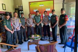 Peringati HUT Bhayangkara Ke 77, Polsek Muara Sahung Dapat Tumpeng Ucapan HUT dari Koramil 408-03 