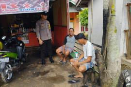 Bhabinkamtibmas Polsek Pino Raya Sambangi Bengkel Motor, Sampaikan Imbauan Kamtibmas  