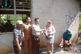 Kanit Binmas dan Bhabinkamtibmas Polsek Lebong Utara Hadiri Pembagian Ayam Program Ketahanan Pangan