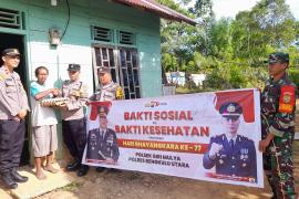Sambangi Warga Suka Makmur, TNI dan Polri Bagikan Sembako