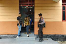 Rutin, Anggota Polsek Enggano Laksanakan Pengamanan Gereja