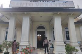 Berikan Rasa Aman Saat Ibadah Minggu, Personel Polsek Padang Jaya Rutin Lakukan Pengamanan di Gereja