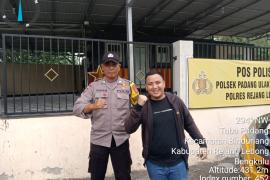 Polsek Sindang Kelingi Berikan Pengawalan Pengendara Menuju Wilayah Padang Ulak Tanding