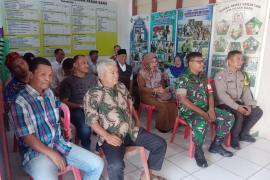 Bhabinkamtibmas Polsek Teluk Segara Hadiri Kegiatan Serah Terima Kepala Kelurahan Pasar Baru