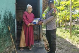 Personel Polsek Maje Salurkan Bantuan kepada Warga 