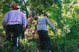 Polsek Giri Mulya Bersama Warga Tebang Pohon yang Mengganggu Kabel Listrik 