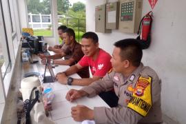 Sambangi Security Gudang Indomarco Prismatama, Bhabinkamtibmas Polsek Selebar Sampaikan Imbauan Kamtibmas