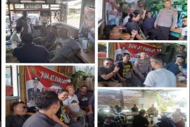Melalui Jumat Curhat, Kapolsek Teluk Segara Jalin Kedekatan Bersama Warga 