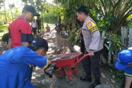 Bersama Warga, Bhabinkamtibmas Polsek Lais Melaksanakan Gotong Royong