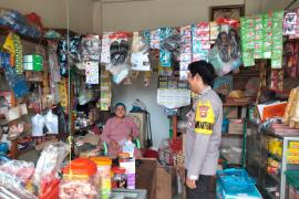 Bhabinkamtibmas Polsek Pino Raya Sambang Monitoring Perkembangan Stok dan Harga Sembako