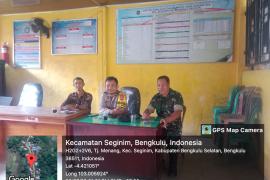Sinergitas, Bhabinkamtibmas dan Babinsa Hadiri Musdes di Desa Gunung Ayu