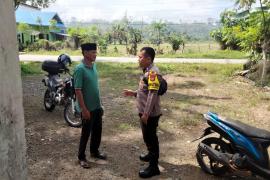 Bhabinkamtibmas Polsek Kedurang Berikan Teguran Humanis Kepada Warga yang Tidak Menggunakan Helm