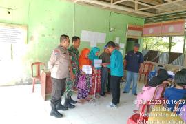 Bhabinkamtibmas Polsek Lebong Utara Hadiri Pembagian BLT DD Ekstrim di Desa Selebar Jaya