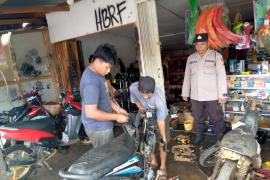 Anggota Polsek Padang Jaya Patroli Dialogis di Bengkel Sepeda Motor
