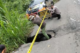 Polsek Rimbo Pengadang Pasang Rambu-Rambu Imbauan dan Police Line di Jalan Amblas