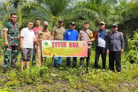 Bhabinkamtibmas Polsek Rimbo Pengadang Hadiri Pemasangan Titik Nol Pembangunan JUTdi Desa Talang Donok
