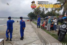 Sambangi Wisatawan Pasar Bawah, Satpolairud Polres BS Sampaikan Imbauan Kamtibmas