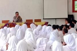 Cegah Paham Radikalisme, Bhabinkamtibmas Polsek Padang Jaya Beri Sosialisasi di Sekolah