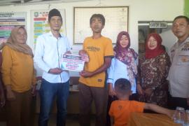 Bhabinkamtibmas Polsek Kaur Selatan Hadiri Pembagian BLT DD Tahap 2 di Desa Sinar Pagi