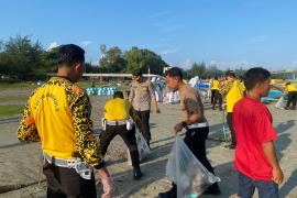 Peduli Lingkungan, Polda Bengkulu dan Polresta Bersihkan Kawasan Pantai Zakat