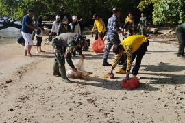 Polisi Bersama TNI Dan Masyarakat Bersih-Bersih Pantai, Wujud Peduli Lingkungan