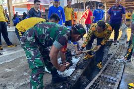 Serentak Bersihkan Sampah Bersama Polri, Polsek Kerkap Bersih-Bersih di Pasar Tradisional Kelurahan Lubuk Durian