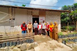 Bhabin Polsek Ketahun Lakukan Pendampingan Labelisasi Program PKH dan BPNT di Desa Bumi Harjo