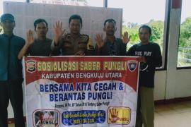 Bhabinkamtibmas Sosialisasi Saber Pungli Bersama Warga Binaanya di Desa Melati Harjo