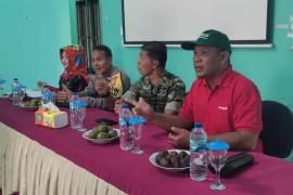 Monitoring Penggunaan DD, Bhabinkamtibmas Polsek Padang Jaya Hadiri Musyawarah Pra Pelaksanaan Pembangunan Rabat Beton