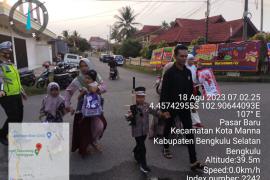 Sat Lantas Polres BS dan Polsek Kota Manna Gelar Pamturlalin Serta Pengawalan Pawai Karnaval Tingkat Paud dan TK