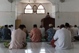 Bhabinkamtibmas Polsek Pino Sampaikan Khotbah Jumat di Masjid Al Ikhlas Kelurahan Masat 
