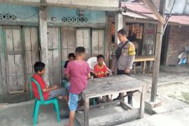 Bhabinkamtibmas Polsek Kedurang Sambangi Anak-Anak Desa Muara Tiga 