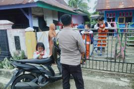 Bhabinkamtibmas Polsek Pino Sambangi Anak Paud Desa Ulak Lebar Sampaikan Polri Adalah Sahabat Anak