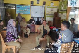 Personel Sat Lantas Polres Benteng Survei Kampung Tertib Lalu Lintas dan Kordinasi dengan Perangkat Desa Taba Pasma