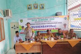 Pantau Kegiatan Desa Binaan, Bhabinkamtibmas Polsek Pino Raya Hadiri Musrenbang Desa Kembang Seri 