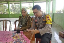 Bhabinkamtibmas Polsek Pino Raya Dekati Pengguna Android, Sosialisasikan Aplikasi Super APP Polri 