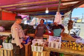 Bhabinkamtibmas Polsek Ketahun sambangi Pedagang Buah  Dan Beri Himbauan Kamtibmas
