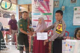 Brigpol Mezen Prabudio Hadiri Pembagian BLT DD di Desa Tambang Saweak