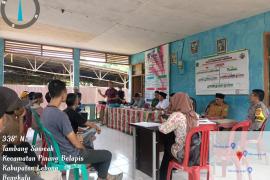 Bhabinkamtibmas Brigpol Mezen Prabudio Hadiri Kegiatan Musdes di Desa Tambang Saweak