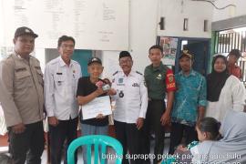 Bhabinkamtibmas Polsek Padang Guci Hulu Awasi Pembagian BLT DD Tahap III Desa Margo Mulyo 