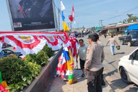 Polsek Ketahun Himbau Pedagang Bendera Umbul-Umbul Jaga Ketertiban