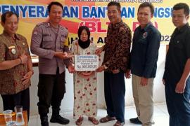 Dukung Program Desa Berjalan Lancar, Bhabinkamtibmas Polsek Muara Sahung Monitoring Pembagian BLT-DD