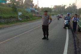 Bengkulu Tengah - Polsek Talang Empat Polres Bengkulu Tengah Polda Bengkulu melaksanakan kegiatan pengaturan lalu lintas dalam rangka penguatan personel lantas, Selasa (22/08/2023).  Kegiatan ini bertujuan untuk meningkatkan keamanan dan kelancaran lalu lintas di wilayah hukum Polsek Talang Empat.  Adapun Personel yang terlibat dalam kegiatan ini adalah Aipda Yardi I dan Bripda Meni Arni P, yang telah mendapatkan pelatihan khusus dalam pengaturan lalu lintas dan penjagaan keamanan di jalan raya.  Kegiatan p