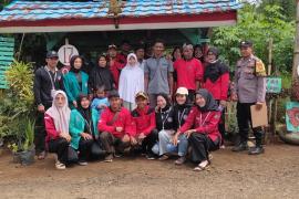 Partisipasi HUT RI ke 78, Bhabinkamtibmas Polsek Padang Jaya Jadi Juri Perlombaan Kebersihan 